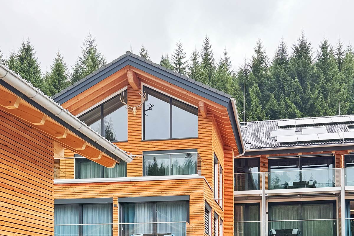 Allgaeuer-bergwald-chalets-waltblick-hirschgeweih-aussen-stilvoll