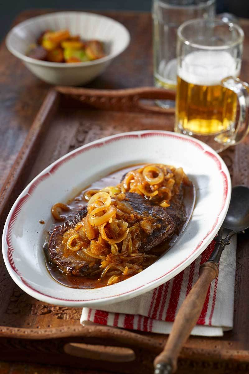 Allgaeuer Bergwald Gasthof Hirsch 1630 Choch Essen Zwiebelrostbraten