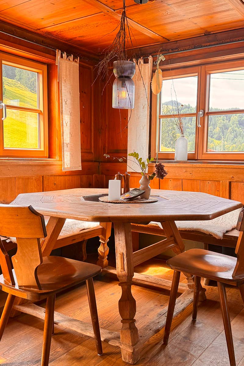 Allgaeuer Bergwald Gasthof Hirsch 1630 Choch Innen Sitzgelegenheit